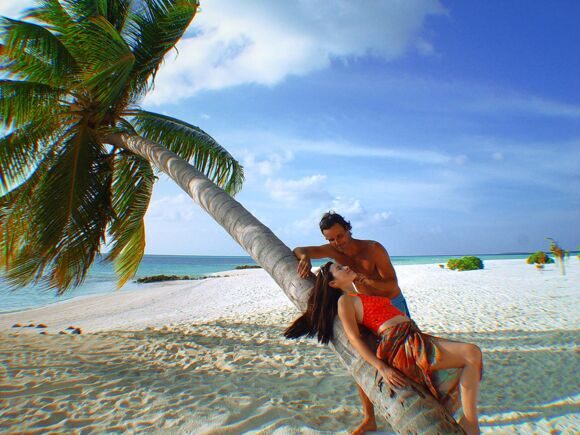 couple on palmtree 300dpi